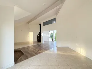 Hall de entrada com piso de madeira e cerâmica.