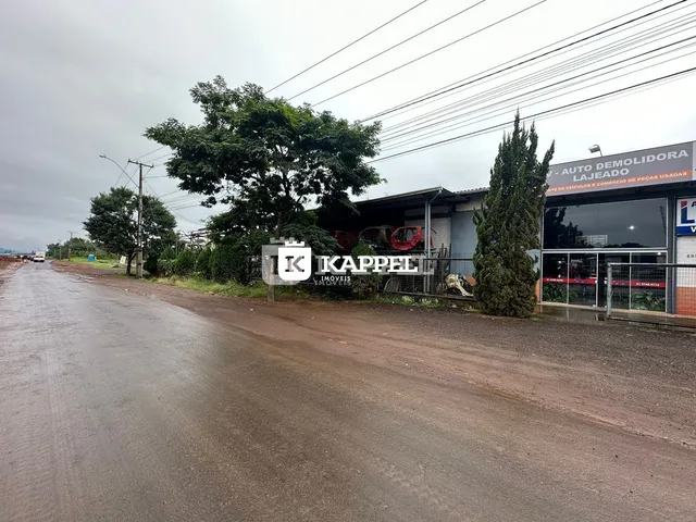 Vista externa de uma propriedade em Lajeado, Brasil, com uma estrada no primeiro plano.