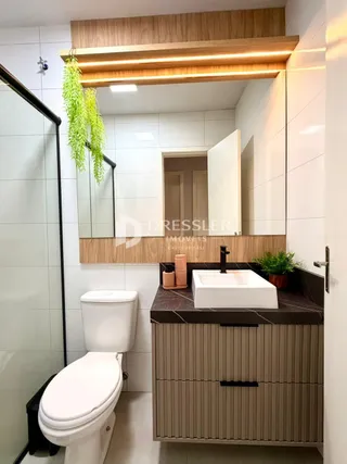 Foto de um banheiro moderno com revestimento branco.