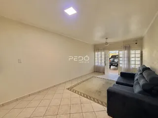 Sala de estar com piso de cerâmica e sofá.