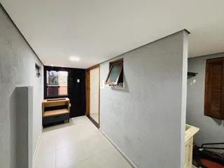 Hall de entrada com piso de cerâmica e paredes cinzas na residência.