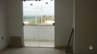 Vista interna de um ambiente com divisória de vidro.