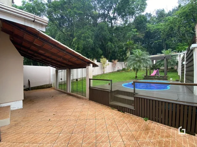 Vista externa de uma área de lazer com piscina e deck em Lajeado, Brasil.