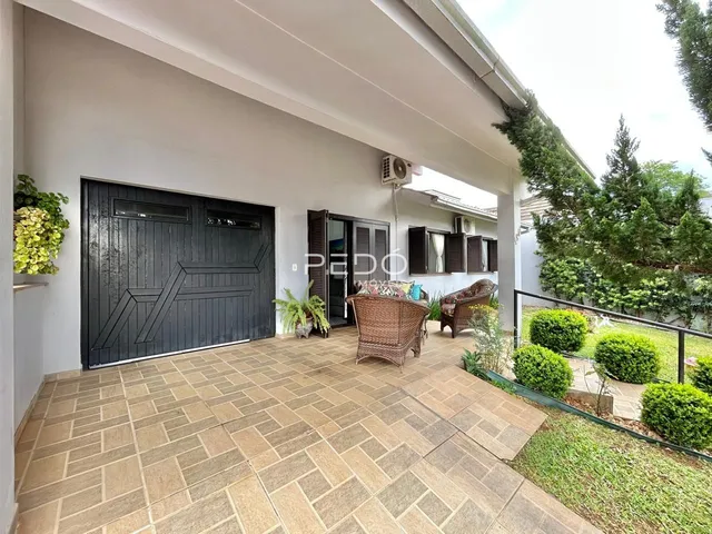 Vista externa da casa com pátio e jardim.