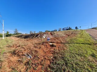 Vista de uma encosta de terra com vegetação rasteira em Lajeado.