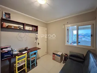 Ambiente interno de uma sala com móveis e janela em um imóvel no Brasil.