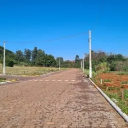 Vista de uma estrada pavimentada com vegetação ao fundo.