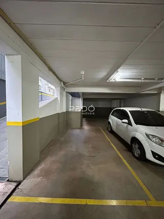 Vista do corredor interno de um imóvel.