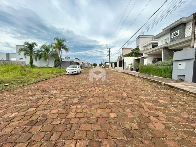 Vista da rua em Lajeado, Brasil, com casas ao fundo.