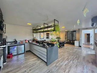 Vista da cozinha moderna e ambiente aberto de uma propriedade em Lajeado.