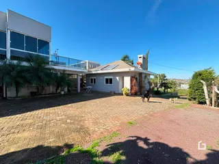 Fachada de um imóvel em Lajeado, Brasil, com área externa pavimentada.