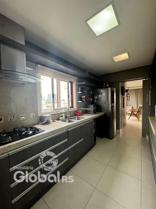 Cozinha moderna com armários e eletrodomésticos em um imóvel.