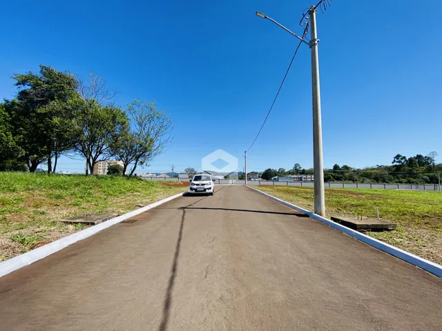 Vista da estrada em Lajeado, Brasil com vegetação ao lado.