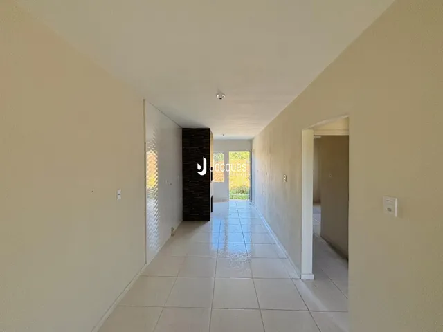 Corredor interno de uma residência com piso de cerâmica.