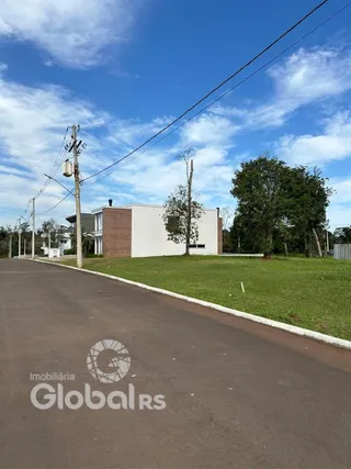 Fachada de uma residência em Lajeado, Brasil, com gramado e rua.