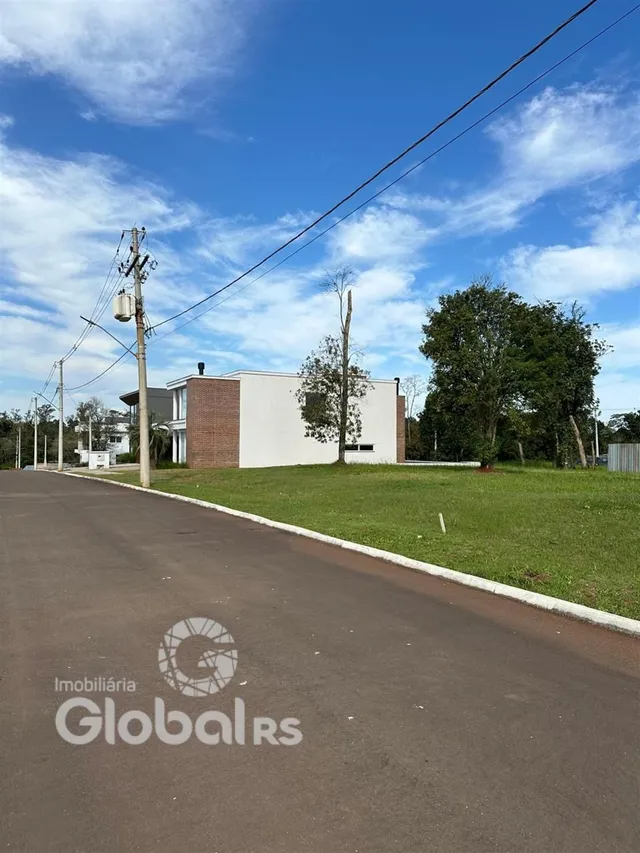 Fachada de uma residência em Lajeado, Brasil, com gramado e rua.