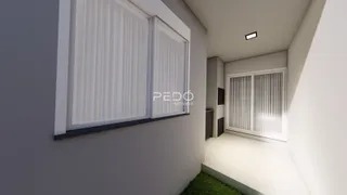 Vista interna de um ambiente com grandes janelas.