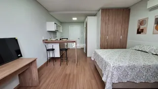 Quarto com armários e piso de madeira em um imóvel.