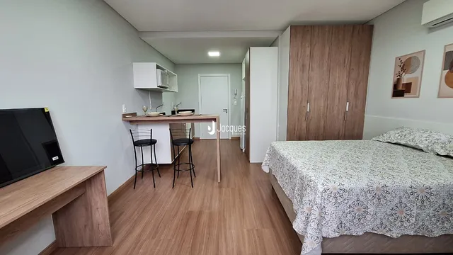 Quarto com armários e piso de madeira em um imóvel.