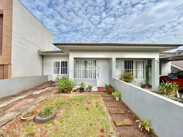 Fachada de uma residência em Lajeado, Brasil com jardim lateral.