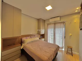 Quarto com cama e armário em um imóvel.