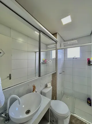 Foto de um banheiro moderno com azulejos brancos e box de vidro.