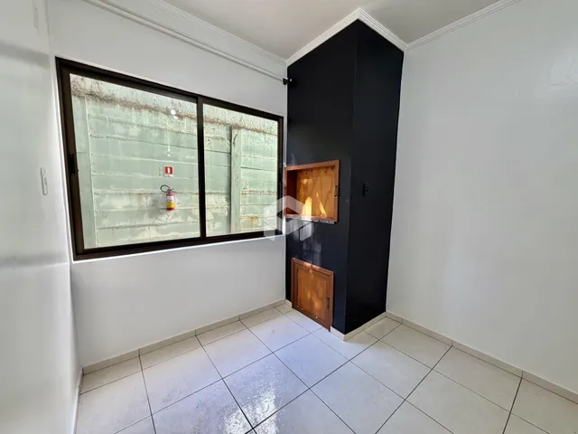 Vista interna de uma sala com janela e piso de cerâmica.