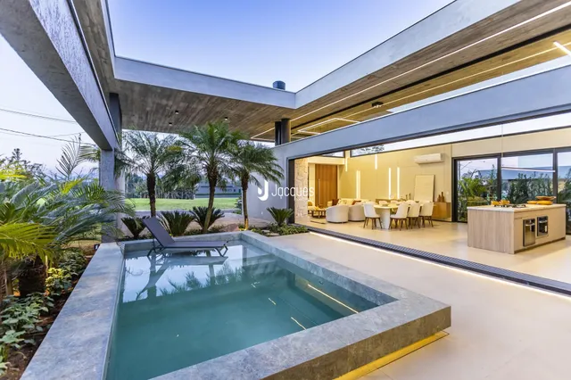 Vista da piscina e área externa moderna de uma residência em Lajeado.