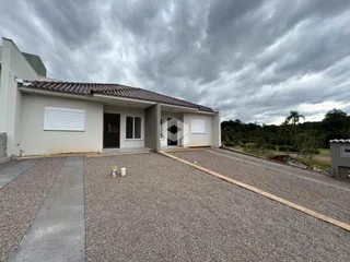 Fachada de uma casa em Lajeado, Brasil, com jardim e entrada pavimentada.
