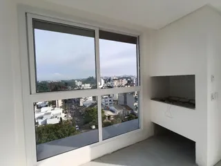 Vista da paisagem urbana de Lajeado através de uma grande janela.