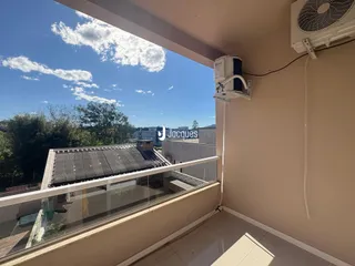 Vista da varanda com vista para o céu e telhado.