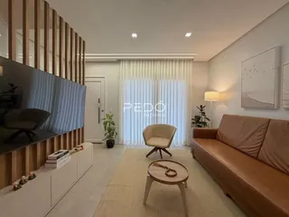 Sala de estar moderna com sofá marrom e decoração de madeira clara.