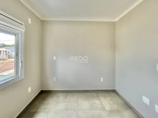 Interior de um cômodo com paredes claras e piso de cerâmica.