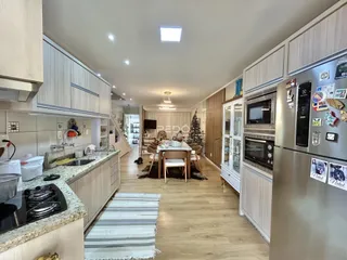 Foto de uma cozinha e sala de jantar em um imóvel.