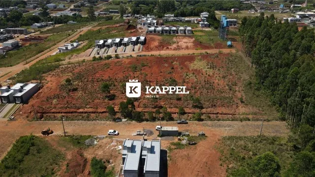 Vista aérea de um terreno em Lajeado, Brasil, com área de terra vermelha e vegetação rasteira.