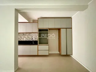 Cozinha com armários brancos e backsplash na Lajeado.