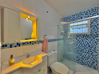 Foto de um banheiro com revestimento azul e branco.