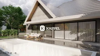 Fachada de uma residência moderna com grandes janelas e área de piscina.