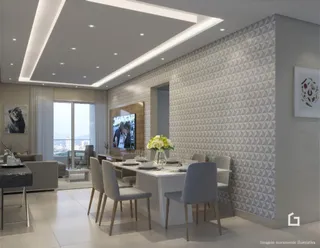 Sala de estar moderna com decoração de parede texturizada e grandes janelas.
