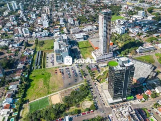 Vista aérea de uma área urbana com um arranha-céu em construção em Lajeado.
