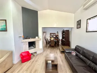 Sala de estar com lareira e piso de madeira em imóvel no Brasil.