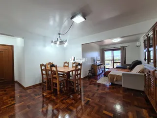 Foto de uma sala de jantar com piso de madeira em uma residência.