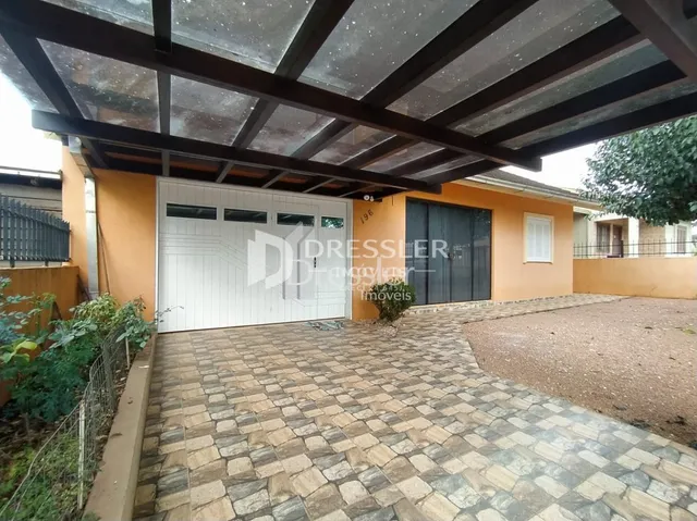 Fachada de uma propriedade com entrada pavimentada em Lajeado, Brasil.