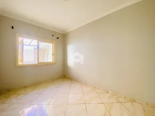 Ambiente interno com piso de cerâmica e janela na sala.