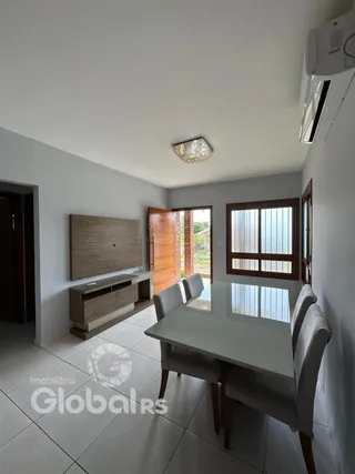 Foto de uma sala de jantar com mesa e cadeiras em um imóvel no Brasil.