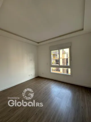 Foto de uma sala com piso de madeira e janela em um imóvel.