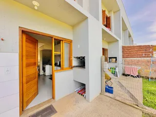 Vista externa de uma residência em Lajeado, Brasil, mostrando a fachada e uma abertura para o interior.