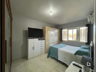 Quarto com cama e armário em um imóvel no Brasil.