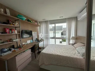 Quarto com cama e estante de madeira em um imóvel no Brasil.