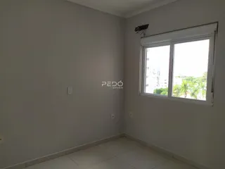 Ambiente interno de uma sala com paredes brancas e piso claro.